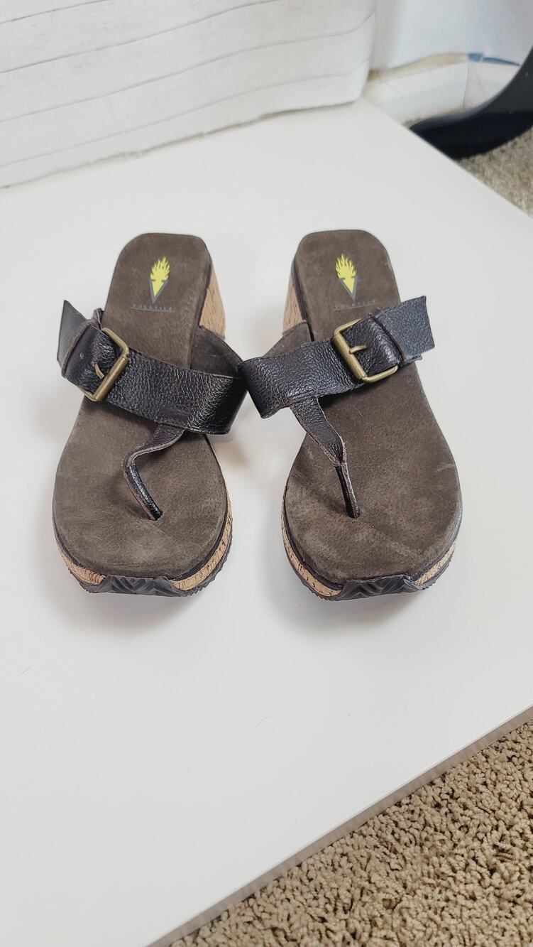 Volatile West Port Brown Thong Platform Sandals in Brown, sz 10